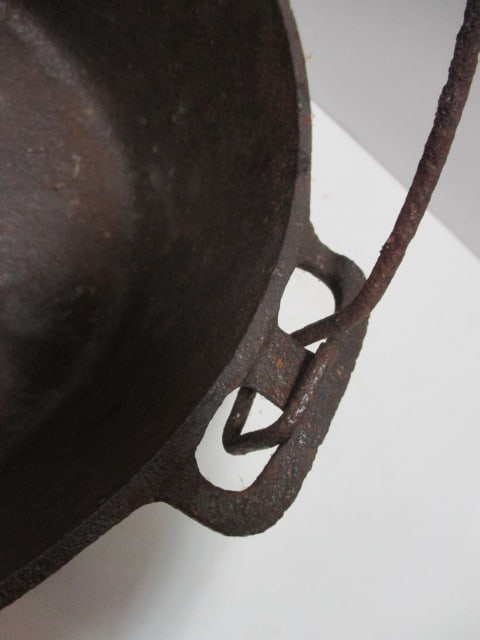 Vintage Griswold No. 8 Tite-Top Baster Dutch Oven - 3
