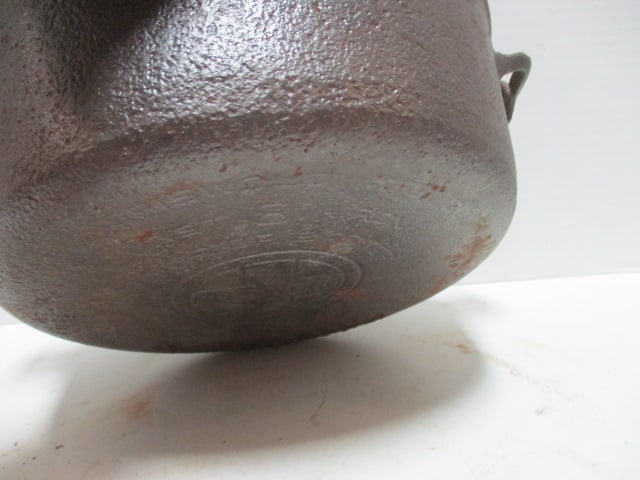 Vintage Griswold No. 8 Tite-Top Baster Dutch Oven - 4