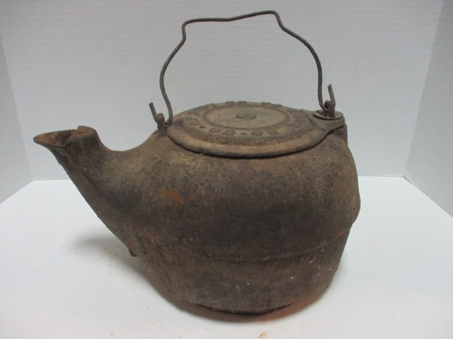 Vintage Southern Co-Operative Foundry Co. Rome, Ga. No. 8 Cast Iron Tea Kettle: 7 1/4"h, has bail handle and sliding lid, some rust