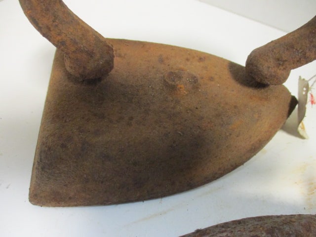 Two Antique No. 6 Cast Iron Sadirons - 3