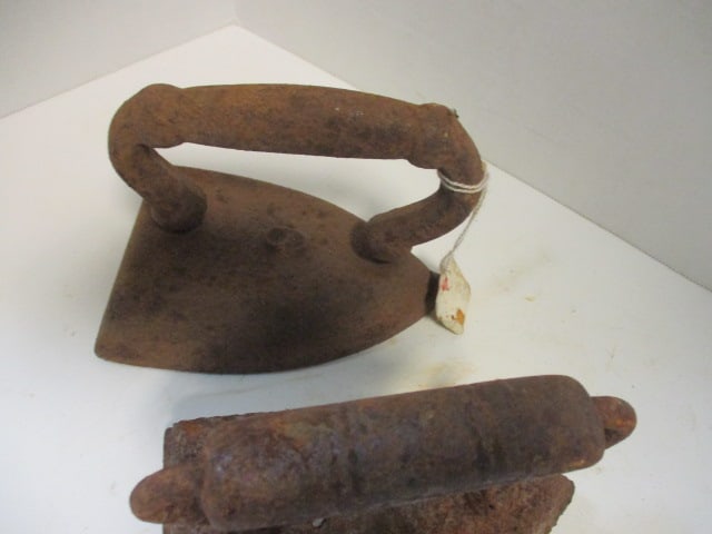 Two Antique No. 6 Cast Iron Sadirons - 4