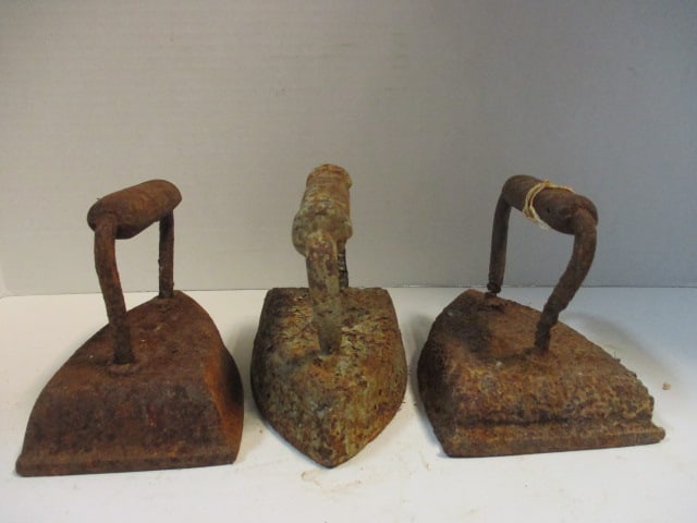 Antique No. 7 and No. 8 Cast Iron Sadirons (1 of 6)