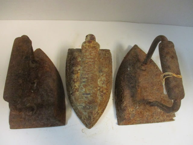 Antique No. 7 and No. 8 Cast Iron Sadirons - 2