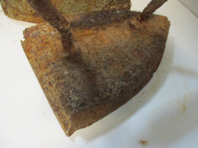 Antique No. 7 and No. 8 Cast Iron Sadirons - 3