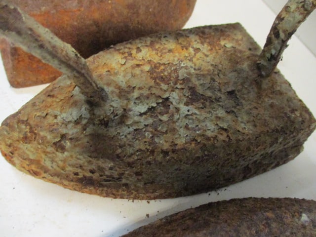 Antique No. 7 and No. 8 Cast Iron Sadirons - 4