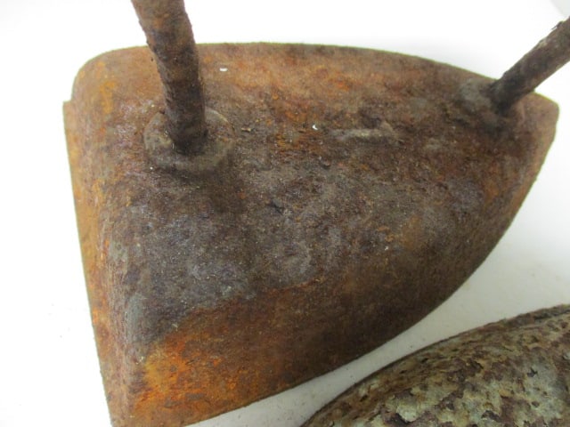 Antique No. 7 and No. 8 Cast Iron Sadirons - 5