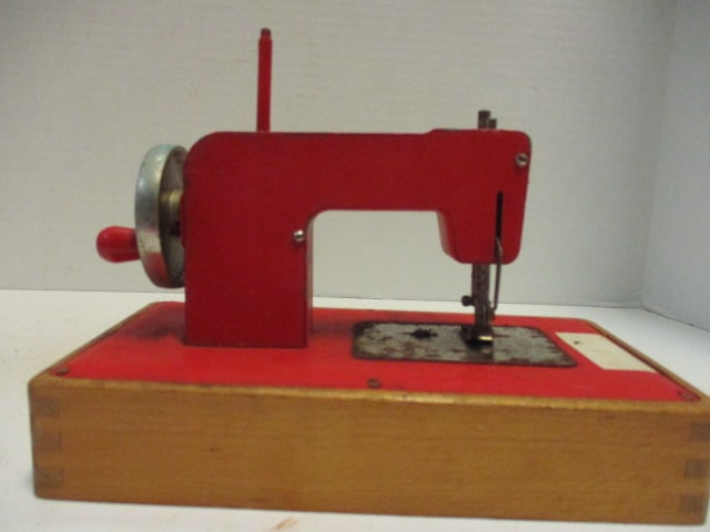 KayAnEE Sew Master Wooden Toy Hand Crank Sewing Machine - 4