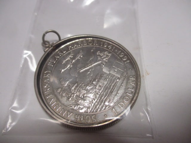 1991 Elizabeth II 50th Anniversary 1Dollar Coin in Cloche - 3