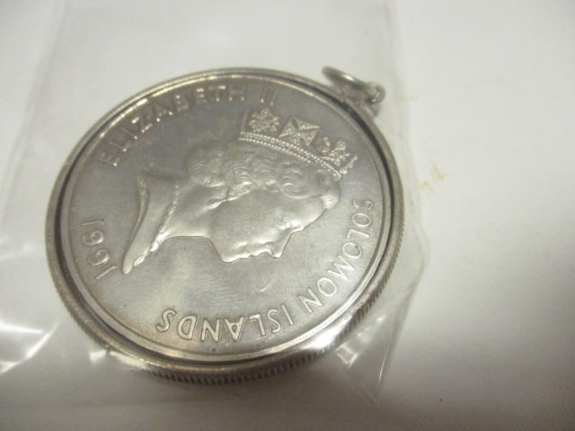 1991 Elizabeth II 50th Anniversary 1Dollar Coin in Cloche - 4
