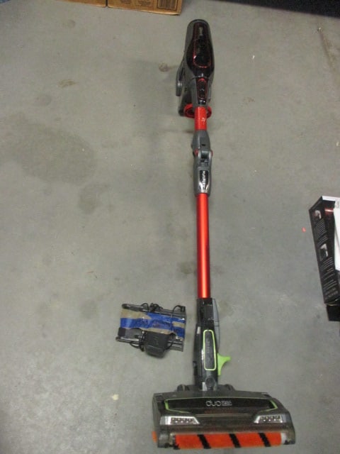Shark Duo Clean Multiflex Upright Vaccuum: Powers On