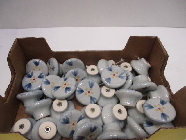 Temptations Ceramic Floral Cabinet Knobs (33): .