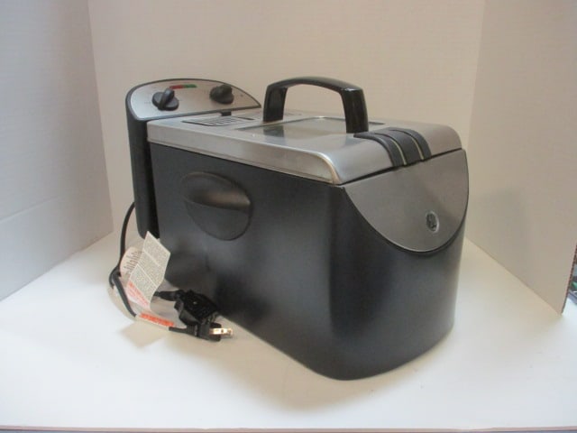 GE Electric Fryer (11" W x 17" L x 11" H: Powers On