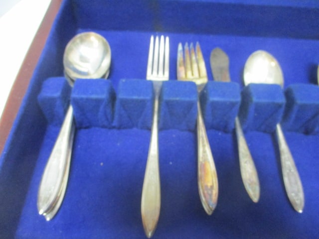 Wood Silverware Chest w/WM Rogers Oneida Flatware - 2