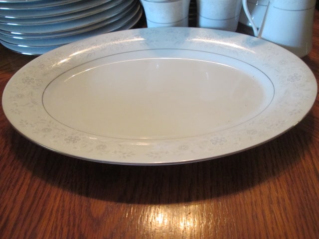 5 Piece Place Setting for 8 Crown Ming Fine China and Serving Pieces - 2