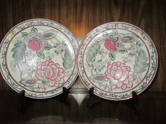 Pair of Decorative Chinoiserie Porcelain Plates with Plate Stands: 10 1/4"dia