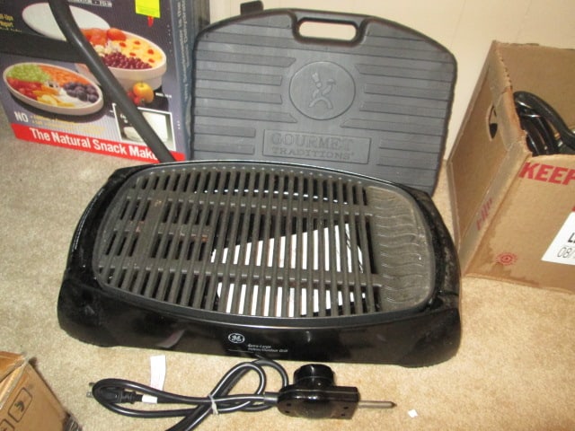 GE Extra-Large Indoor/Outdoor Table Top Electric Grill and New Gourmet Traditions (1 of 8)