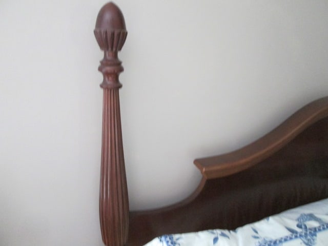 Bassett Mahogany King Size 4 Poster Bed with Broken Scroll Pediment Design Headboard - 2