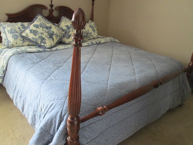 Bassett Mahogany King Size 4 Poster Bed with Broken Scroll Pediment Design Headboard - 4
