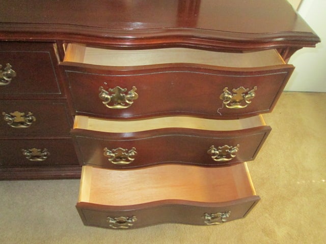 Bassett Mahogany 3 Drawer Serpentine Front Double Dresser with Beveled Broken Scroll Pediment Mir... - 6