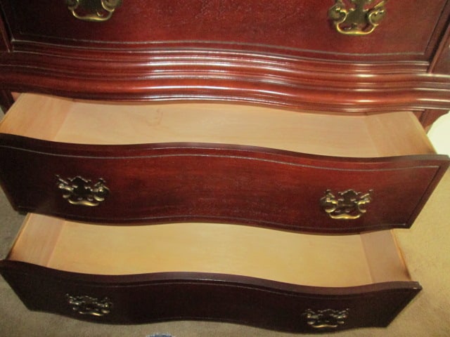 Bassett Mahogany 3 Drawer Serpentine Front 4 over 2 Tall Chest - 3
