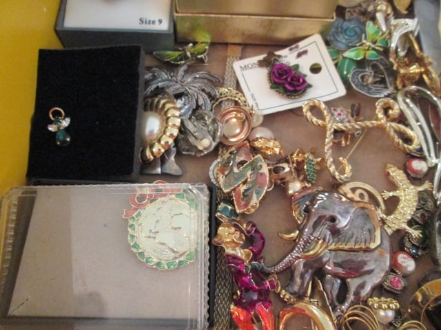 Fashionable Costume Brooches, Rings, Earrings, Cameos, Pendants, etc. - 3