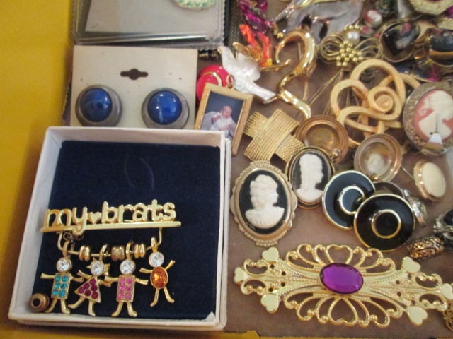 Fashionable Costume Brooches, Rings, Earrings, Cameos, Pendants, etc. - 4