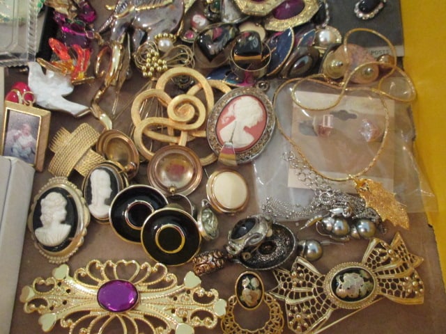 Fashionable Costume Brooches, Rings, Earrings, Cameos, Pendants, etc. - 5