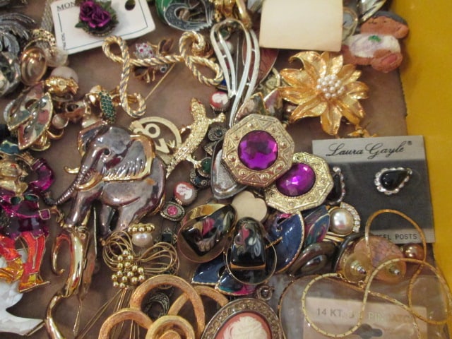 Fashionable Costume Brooches, Rings, Earrings, Cameos, Pendants, etc. - 6