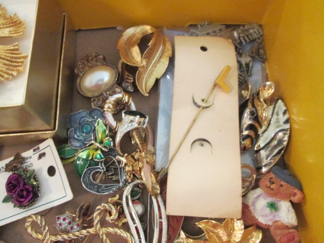 Fashionable Costume Brooches, Rings, Earrings, Cameos, Pendants, etc. - 7