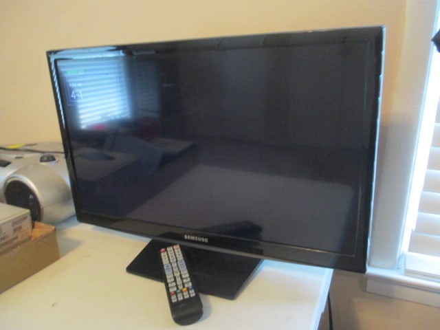Samsung 24" LCD TV with Remote (1 of 6)