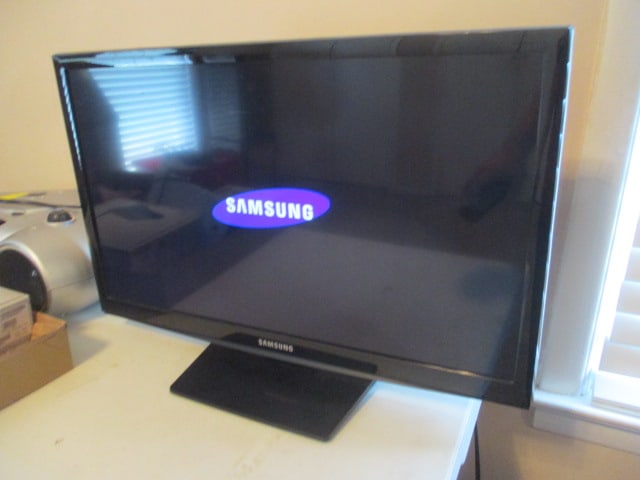 Samsung 24" LCD TV with Remote - 2