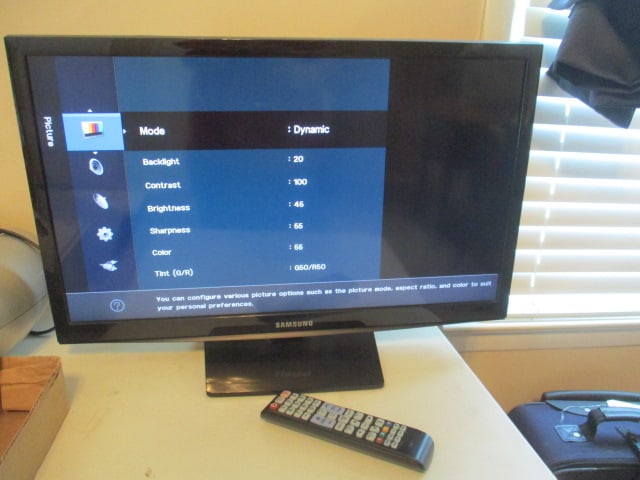 Samsung 24" LCD TV with Remote - 3