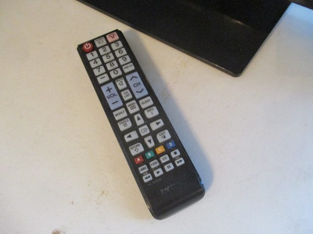 Samsung 24" LCD TV with Remote - 4