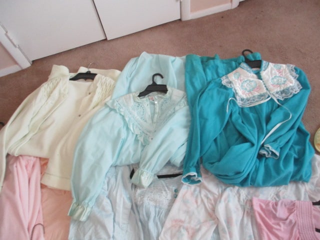 Grouping of Miss Elaine, Ashley Taylor, Kim Rogers Ladies Night Gowns, Robes and Slippers - 3