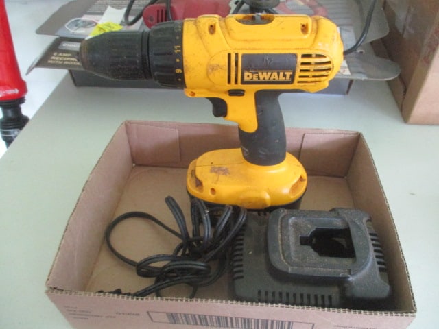 DeWalt 18v 1/2" Cordless Drill/Driver, Battery and Charger (1 of 4)
