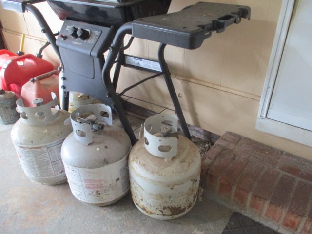 Char-Broil Quickset 2 Burner Propane Gas Grill and Four Propane Tanks - 7