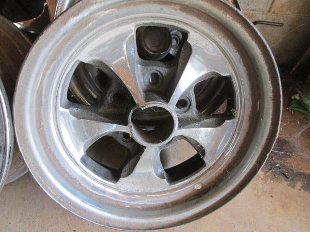 Set of Keystone 15x6 Crager Wheels and Car Jacks - 2