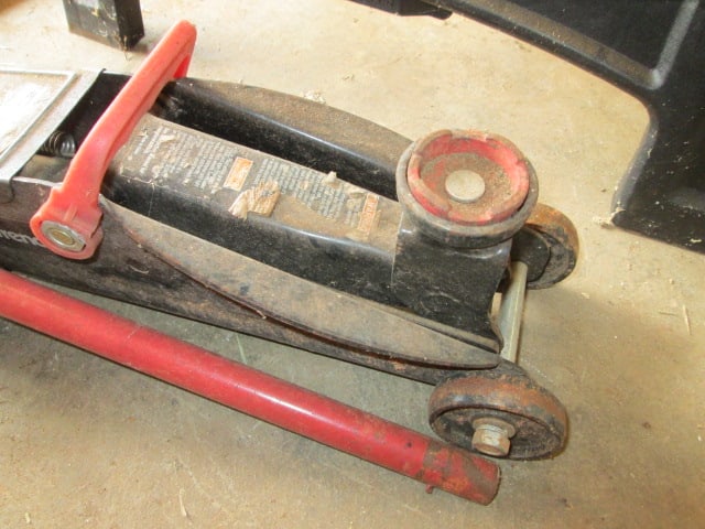 Goodwrench 2 Ton Trolley Jack with 4 Way Lug Wrench - 3