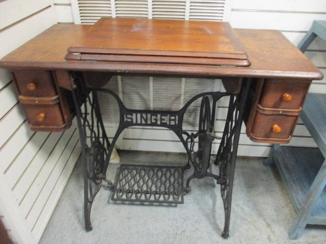 Singer Antique Pedal Sewing Machine: 35 x 17 x 31