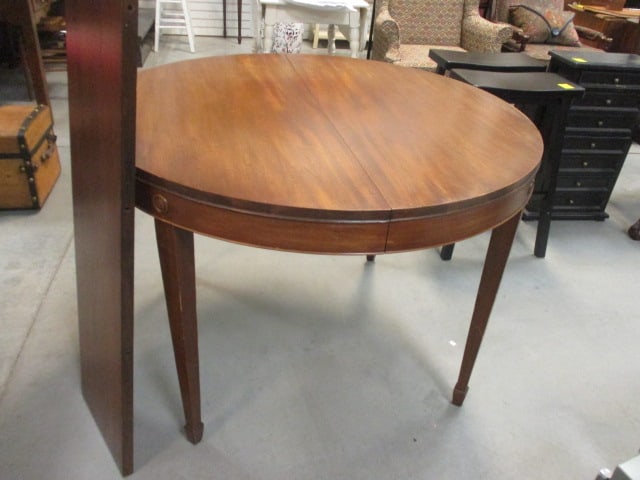 Drexel Round Dining Table w/Table cover: 42" Round w/12" Leaf
