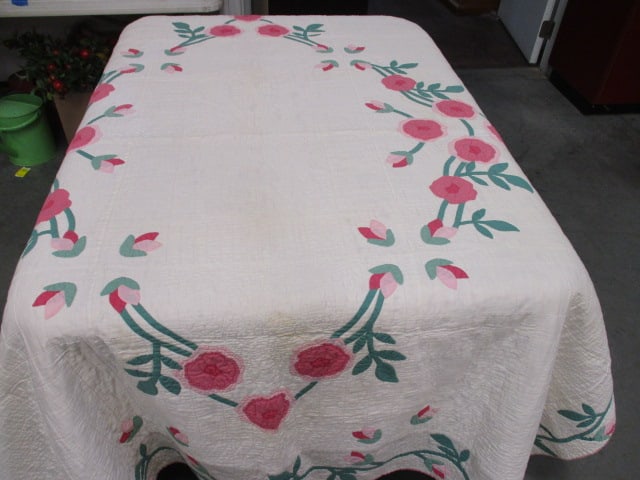 Handmade Vtg. Rose Wreath Quilt: 72 x 84 (some stains)
