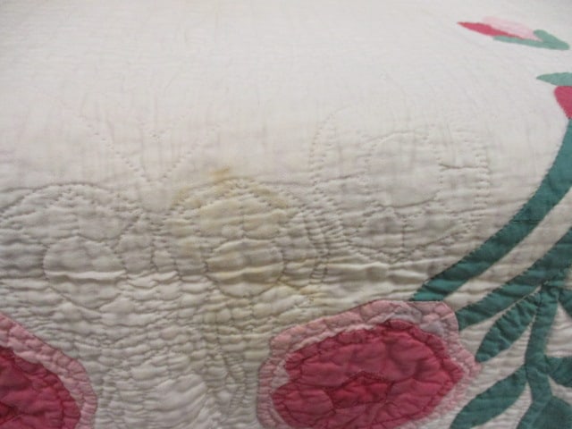 Handmade Vtg. Rose Wreath Quilt - 2