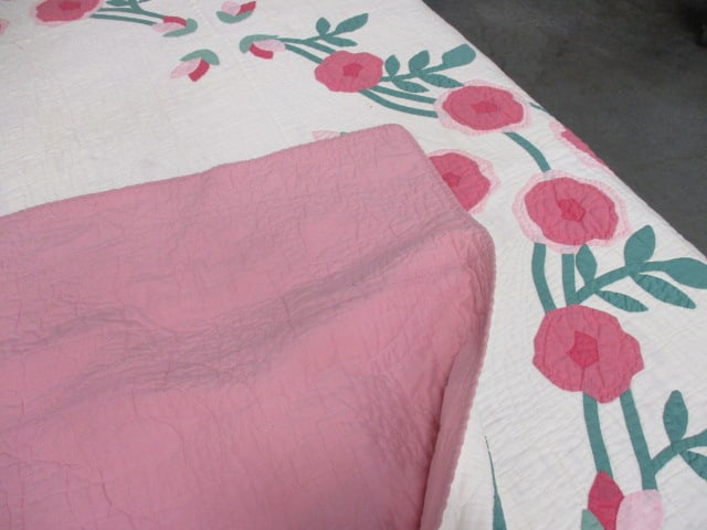 Handmade Vtg. Rose Wreath Quilt - 3