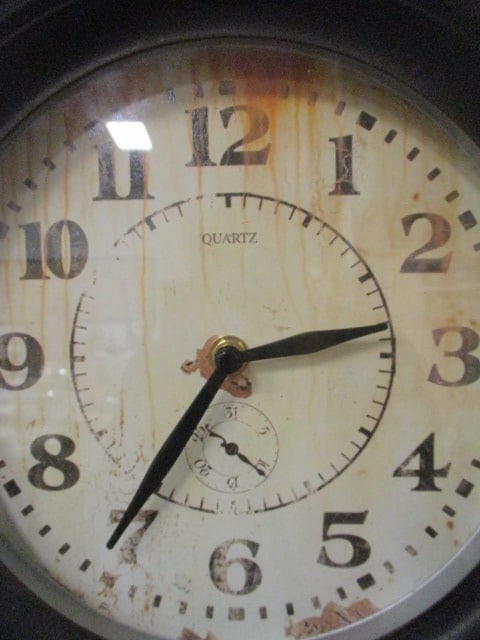 Hanging Quartz Wall Clock - 2