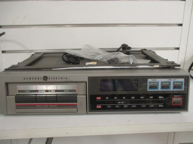 GE Under Cabinet Am/FM/Cassette Player (1 of 5)