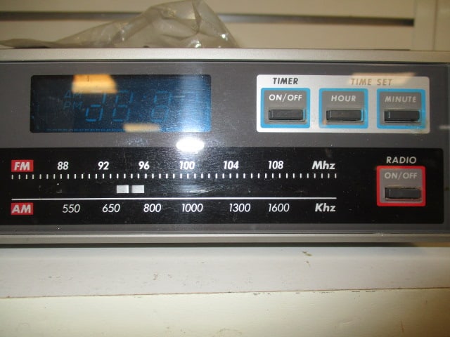 GE Under Cabinet Am/FM/Cassette Player - 2