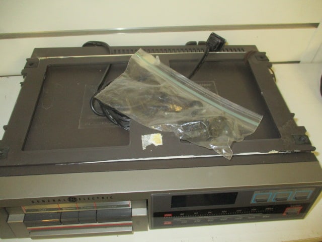 GE Under Cabinet Am/FM/Cassette Player - 4