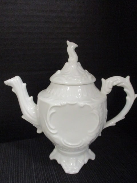 Royal Doulton White Child's Tea Set - 4