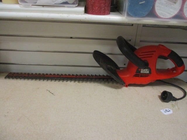 Black & Decker Electric Hedge Clipper: .