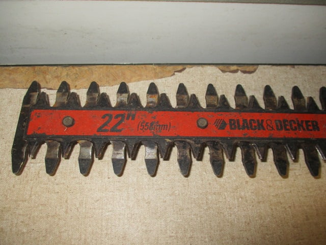 Black & Decker Electric Hedge Clipper - 2